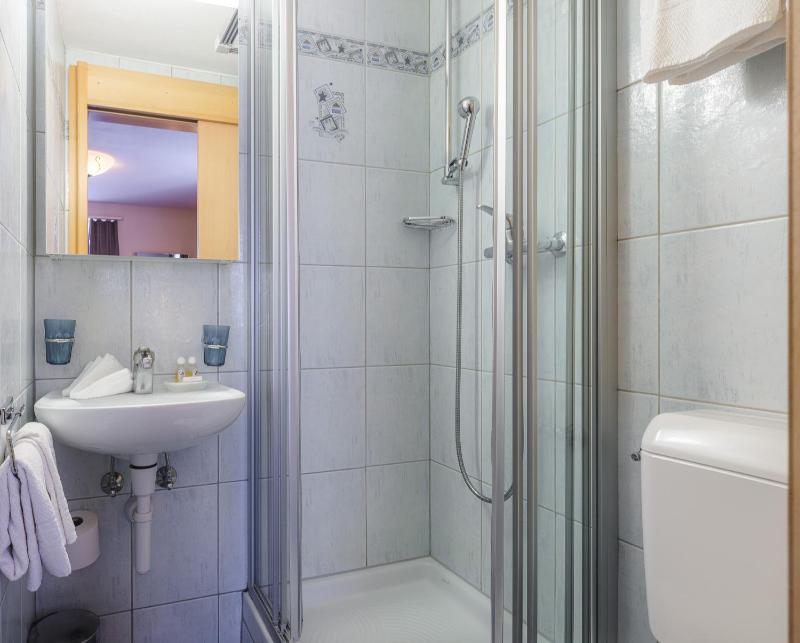 Standard Twin Room image 1