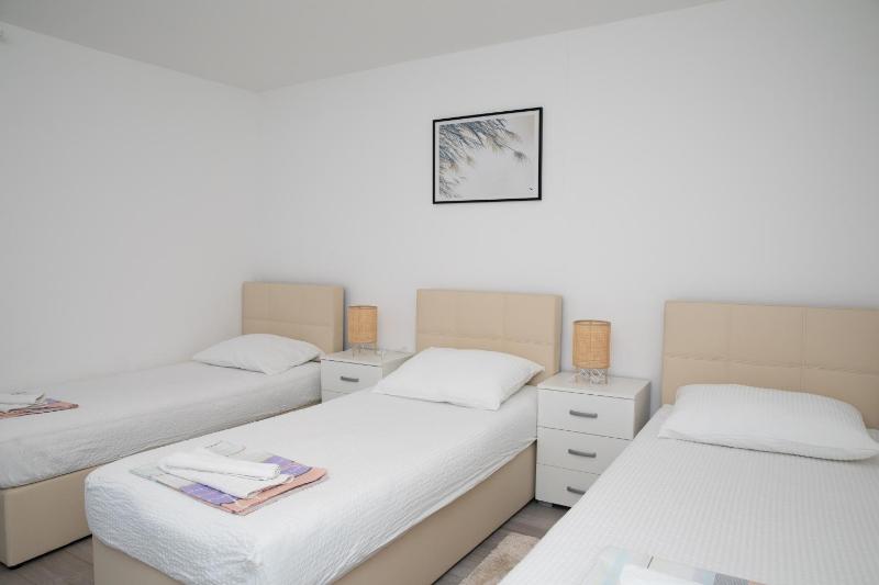 Triple Room with Balcony image 3