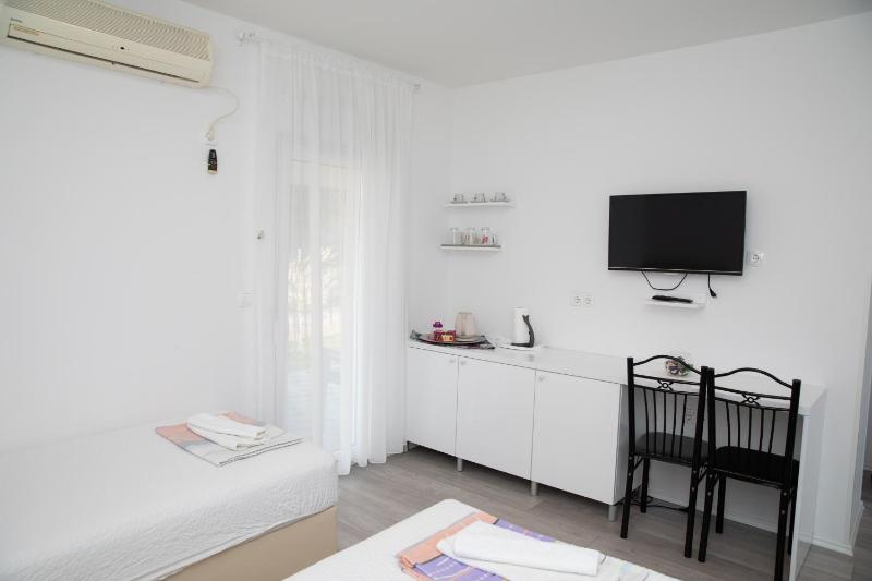 Triple Room with Balcony image 2