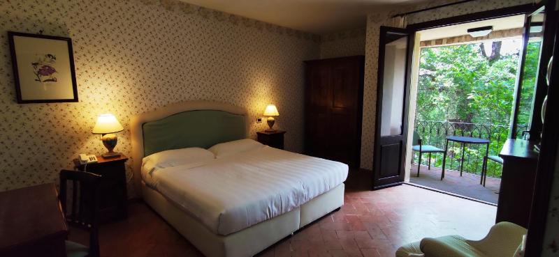Double Room with Balcony image 1