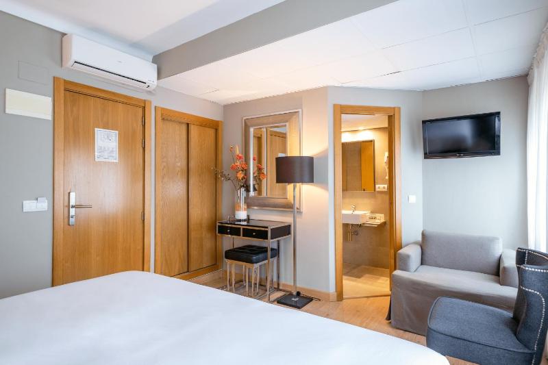 Superior King Room image 3