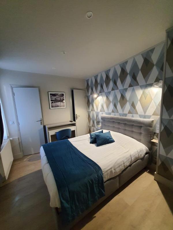 Standard Double Room image 4