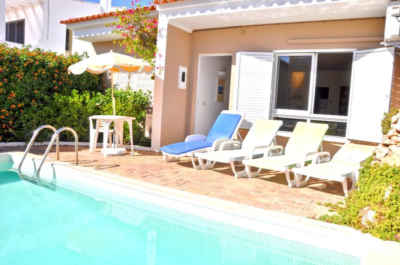 Stylish and well-equipped private pool close to amenities free AC and Wifi - image 18