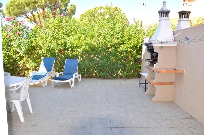 Stylish and well-equipped private pool close to amenities free AC and Wifi - image 14