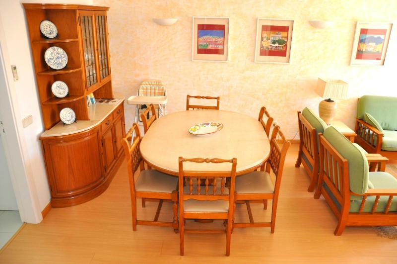 Stylish and well-equipped private pool close to amenities free AC and Wifi - image 4