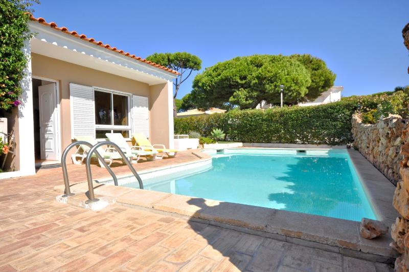 Stylish and well-equipped private pool close to amenities free AC Wifi - image 18