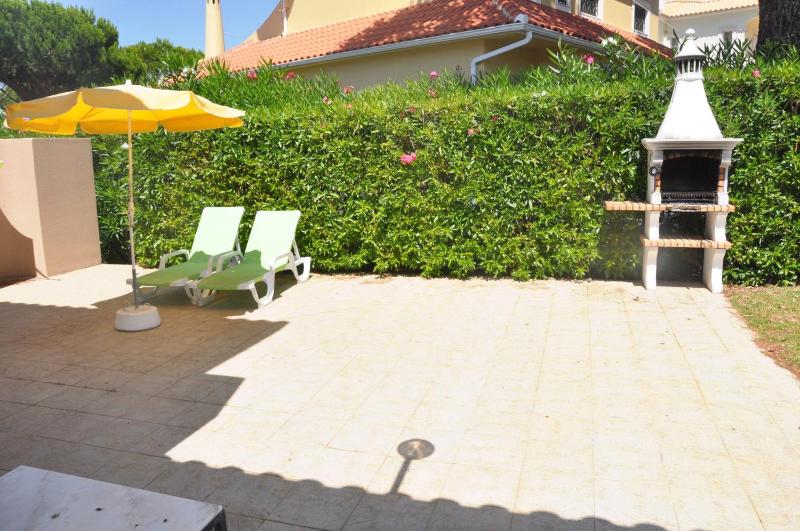 Stylish and well-equipped private pool close to amenities free AC Wifi - image 14