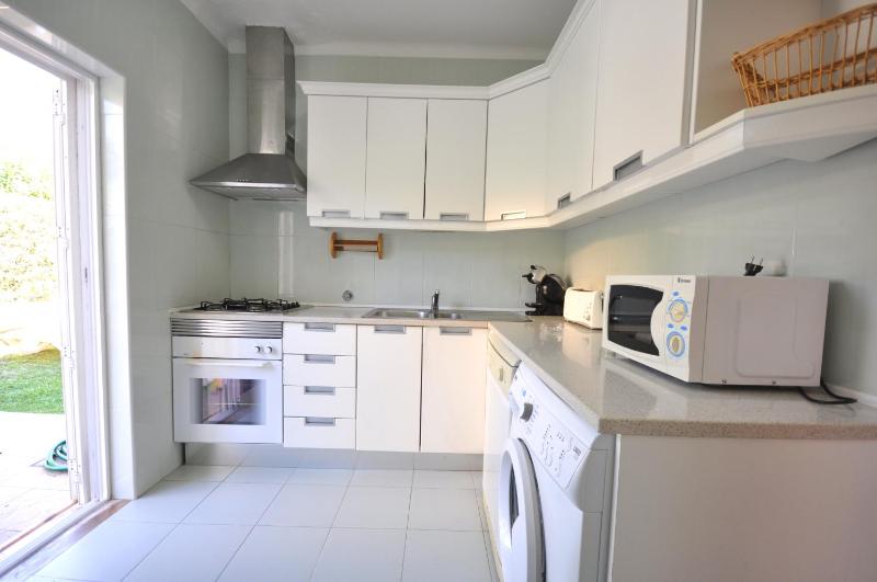 Stylish and well-equipped private pool close to amenities free AC Wifi - image 23