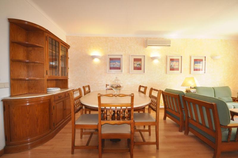 Stylish and well-equipped private pool close to amenities free AC Wifi - image 15