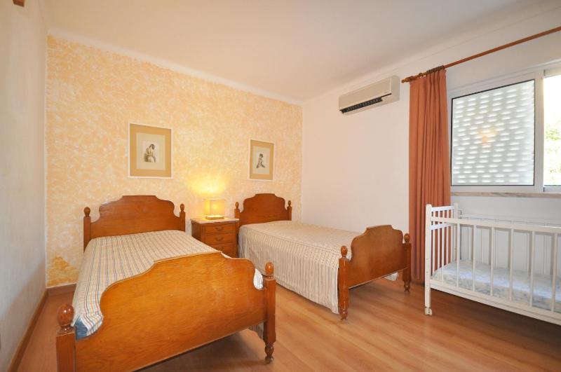 Stylish and well-equipped private pool close to amenities free AC Wifi - image 22