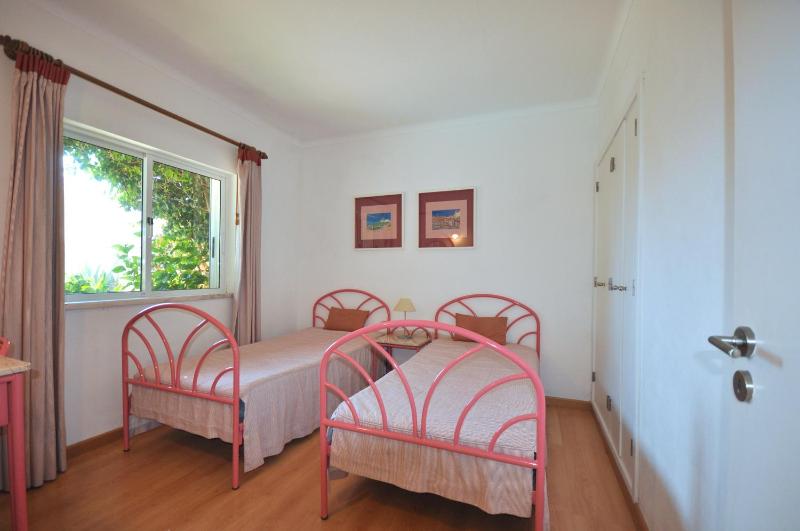 Stylish and well-equipped private pool close to amenities free AC Wifi - image 20