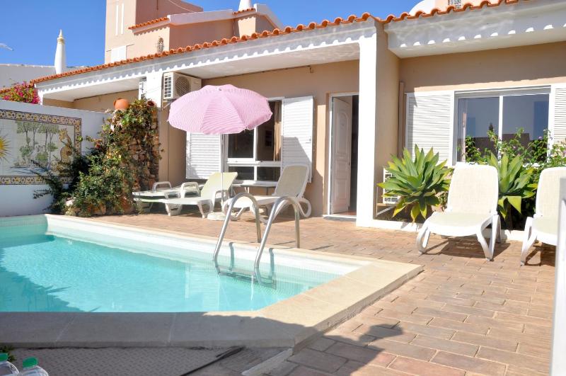 Stylish well-equipped private pool close to amenities free AC Wifi - image 1