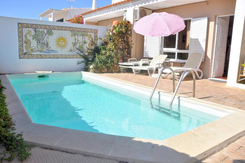 Stylish well-equipped private pool close to amenities free AC Wifi - image 13