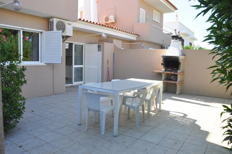 Stylish well-equipped private pool close to amenities free AC Wifi - image 5