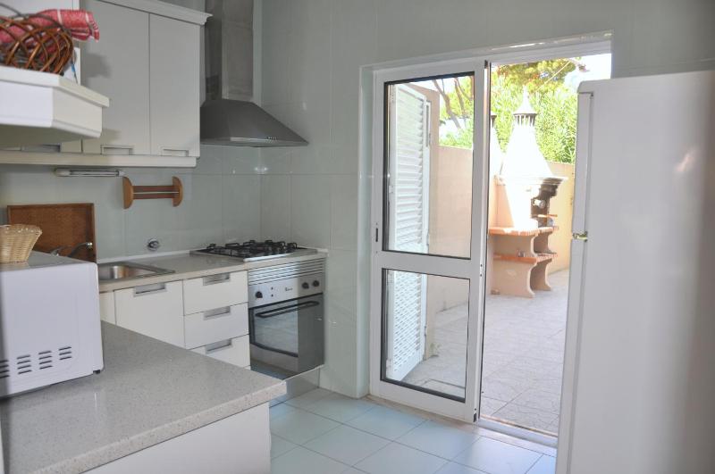 Stylish well-equipped private pool close to amenities free AC Wifi - image 8