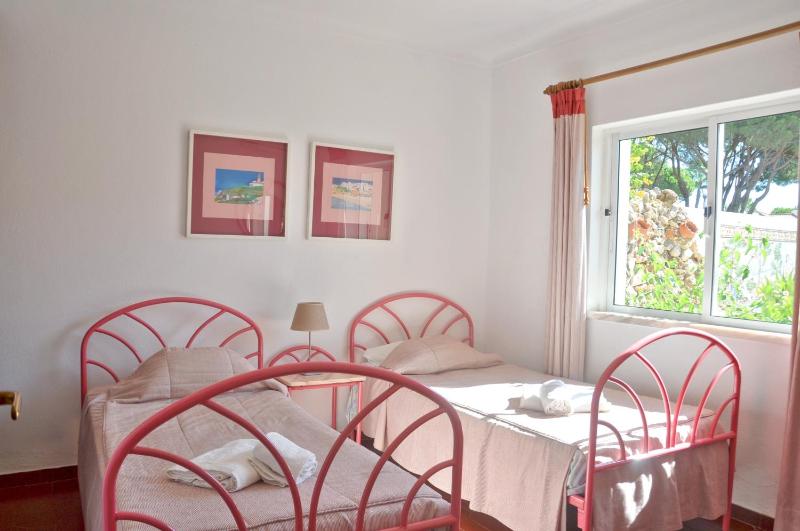 Stylish well-equipped private pool close to amenities free AC Wifi - image 12