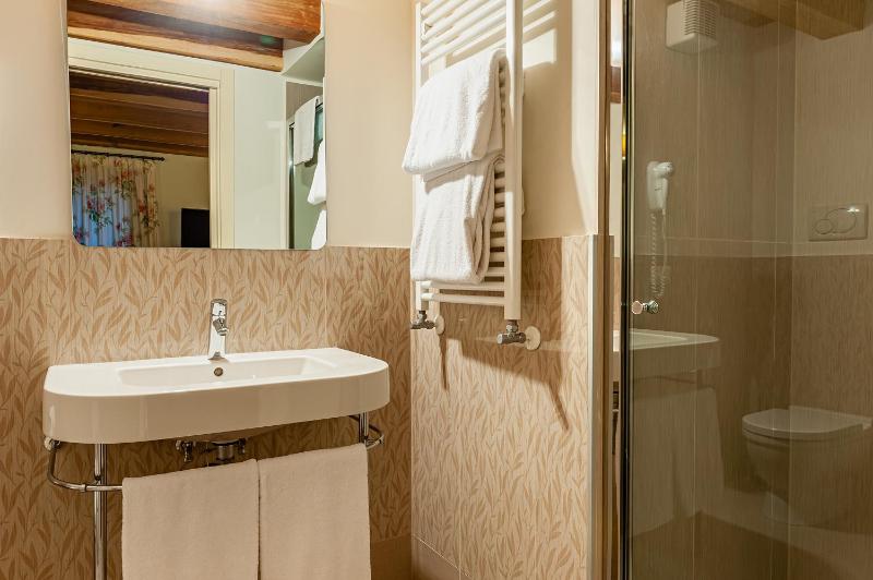 Double Room image 3