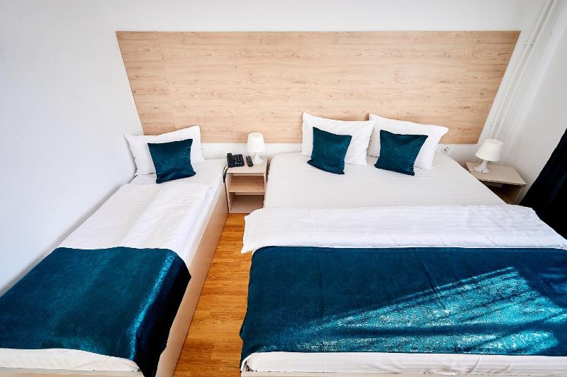 Triple Room with Balcony image 3