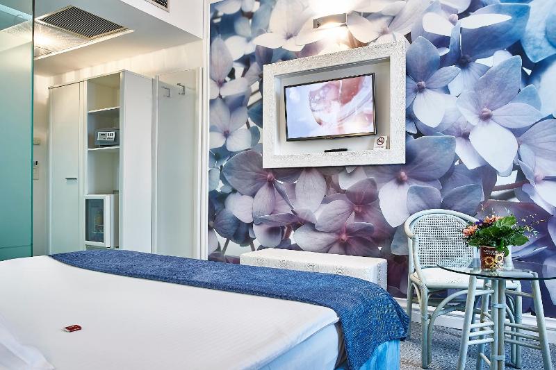 Standard Double Room image 3