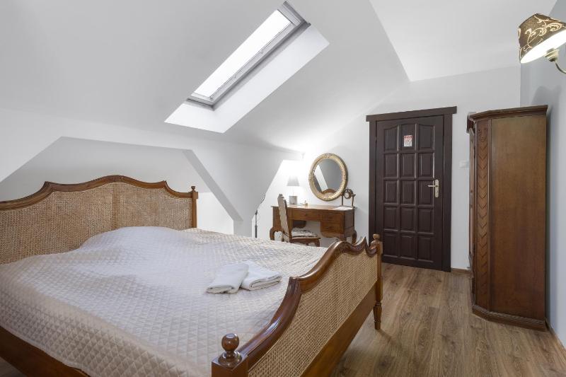 Deluxe King Room image 3