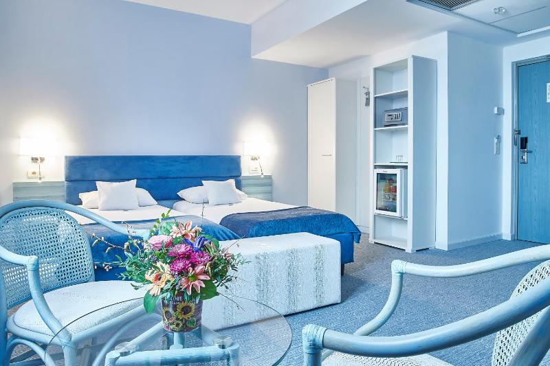 Standard Twin Room image 3
