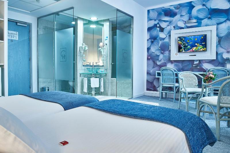 Standard Twin Room image 4