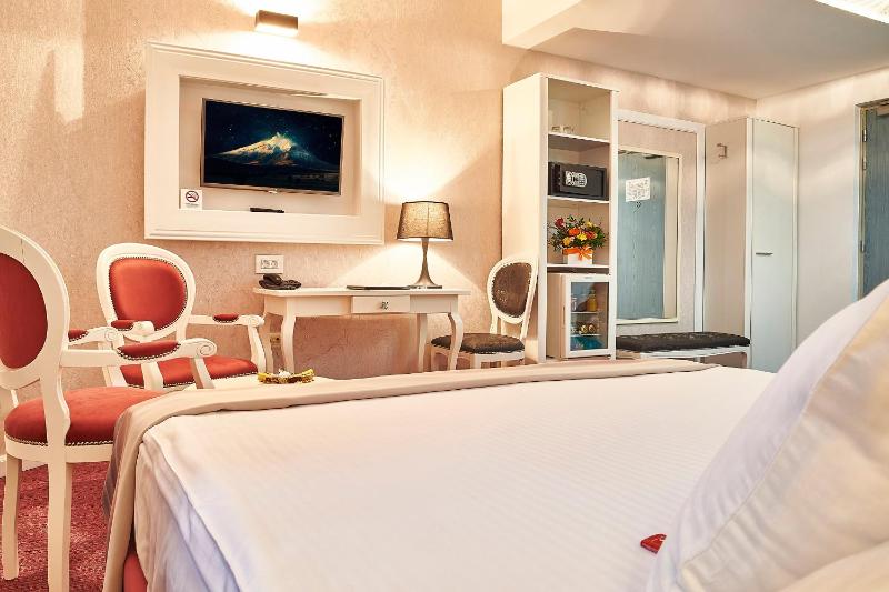 Deluxe Double Room image 3