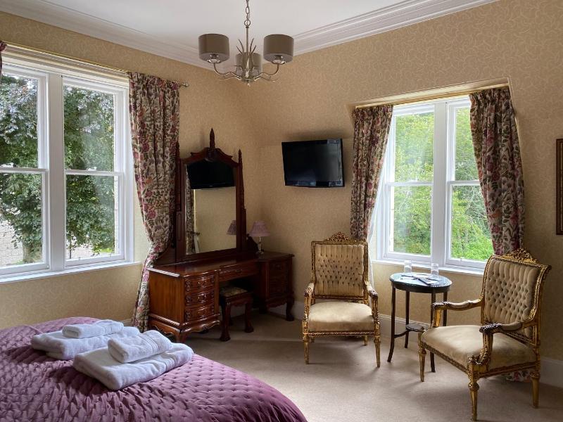 Superior King Room image 3