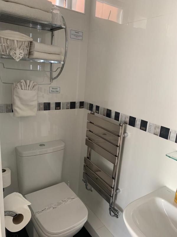 Double Room image 4
