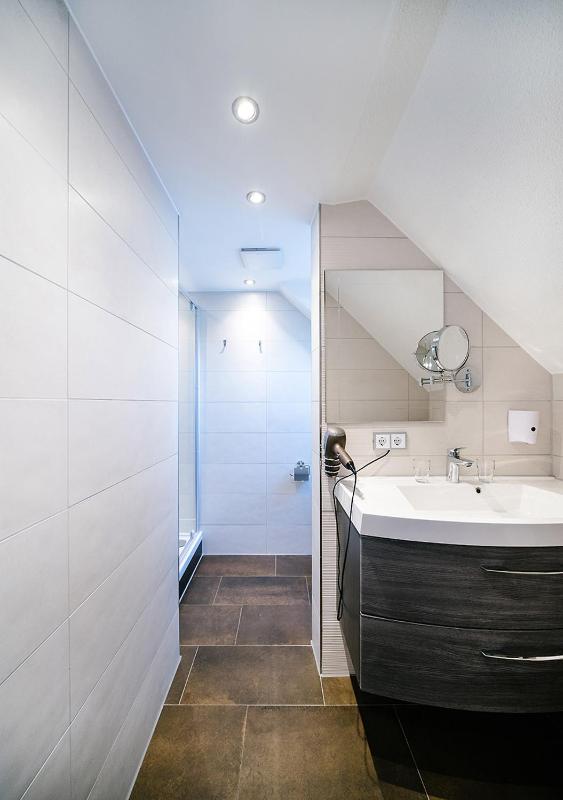Standard Twin Room image 4