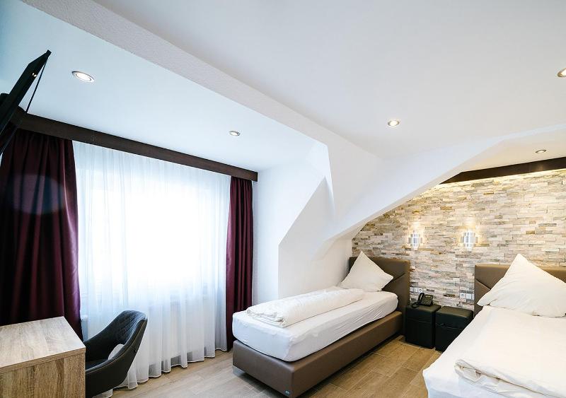 Standard Twin Room image 3