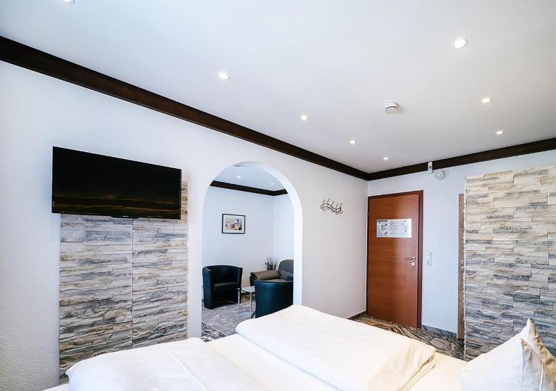 Deluxe Double Room with Balcony image 4