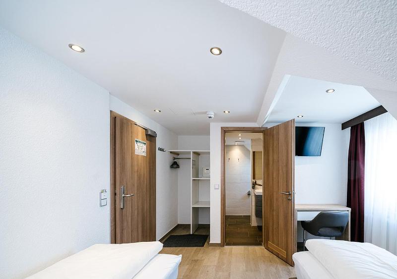 Standard Twin Room image 1