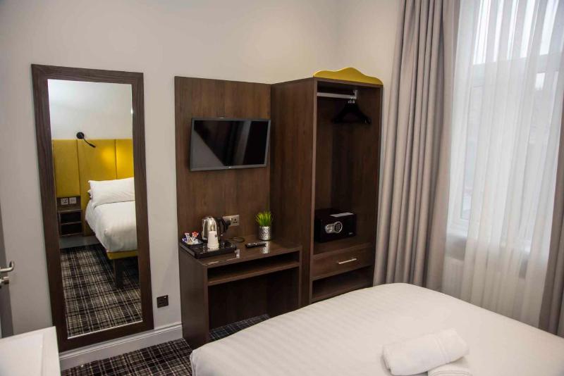 Double Room image 4