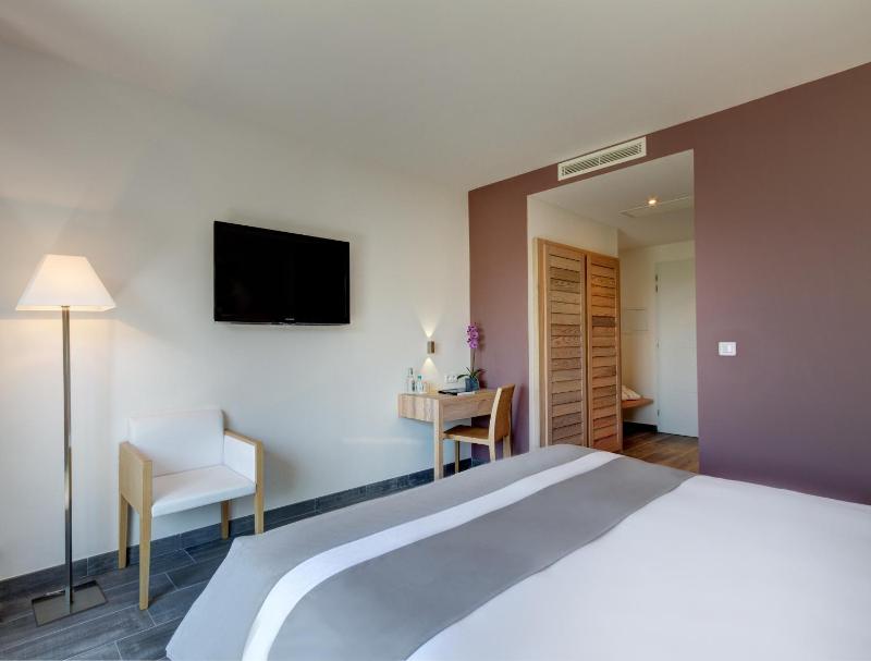 Two Connecting Double Rooms image 4