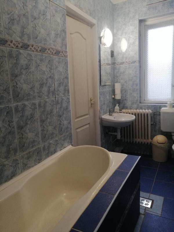 Economy Triple Room image 4