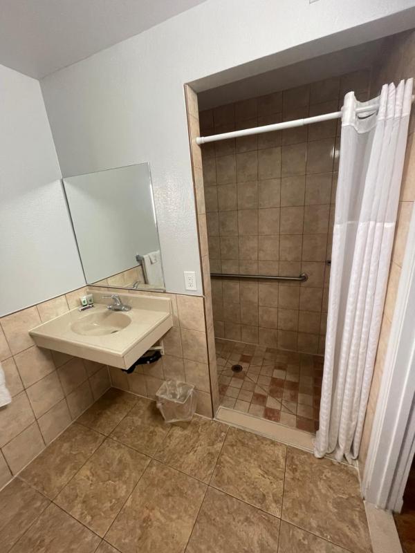 Queen Room - Disability Access image 3
