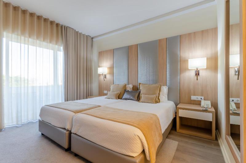 Superior Twin Room image 3