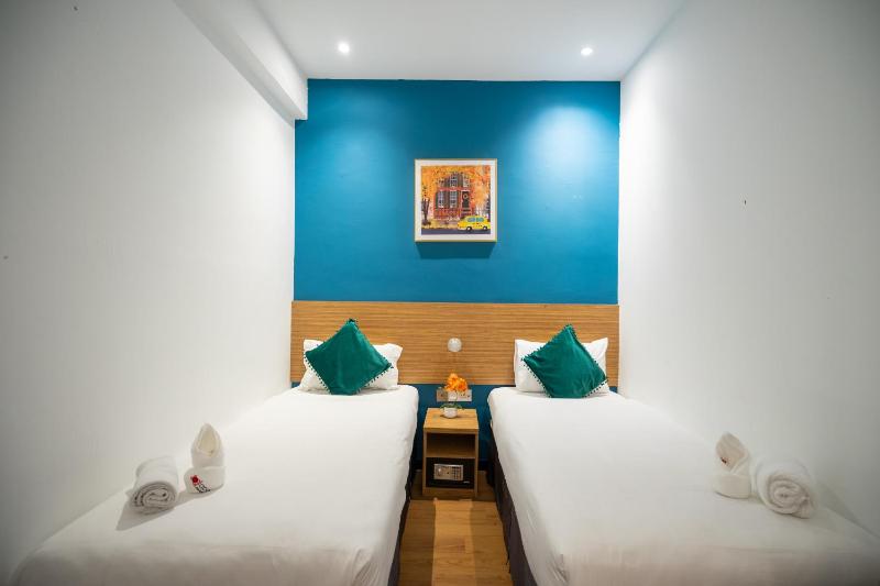 Standard Twin Room image 2
