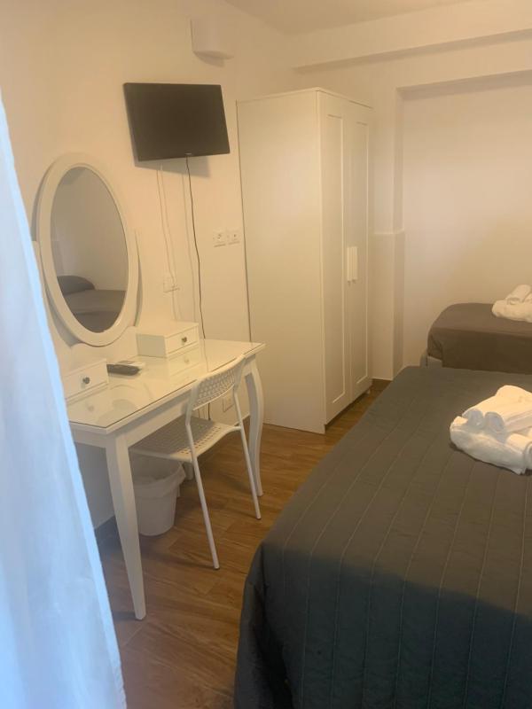 Double Room - Ground Floor image 4