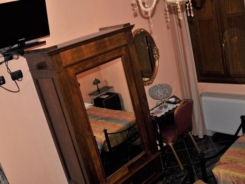 Standard Triple Room image 3
