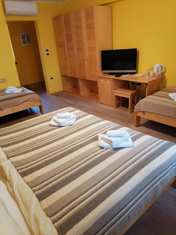 Quadruple Room with Private Bathroom image 2