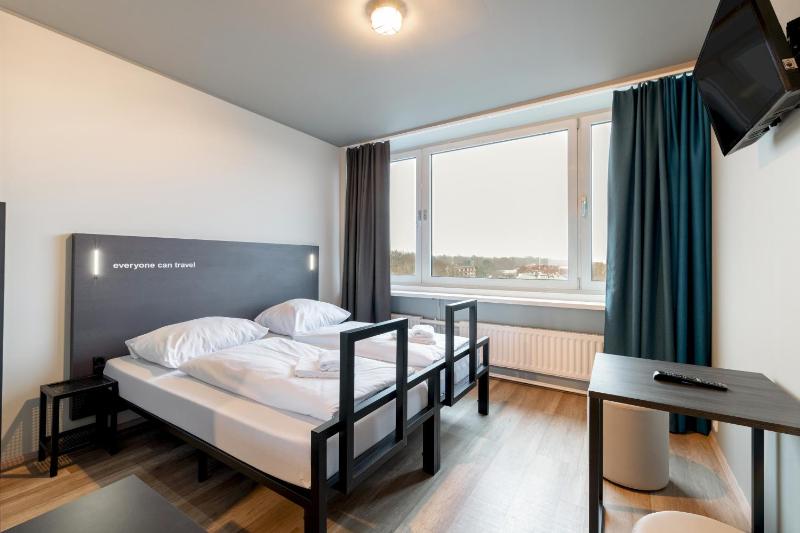 Twin Room image 4