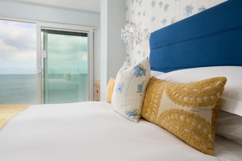 Deluxe Double Room with Sea View image 4