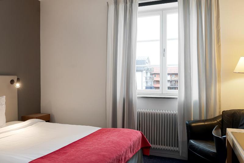 Small Double Room image 4