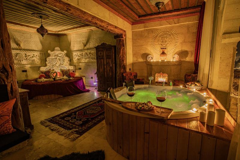 King Room with Spa Bath image 2