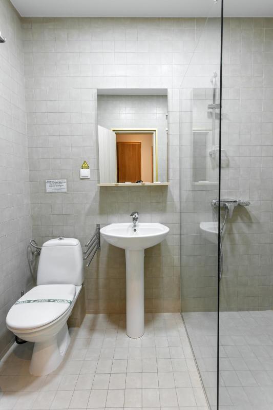 Single Room with Bathroom image 3