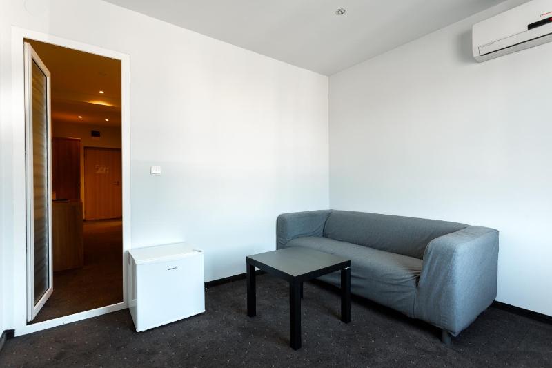 Triple Room with Private Bathroom image 3
