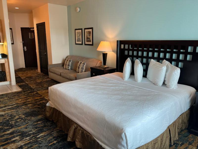 King Suite with Sofa Bed image 4