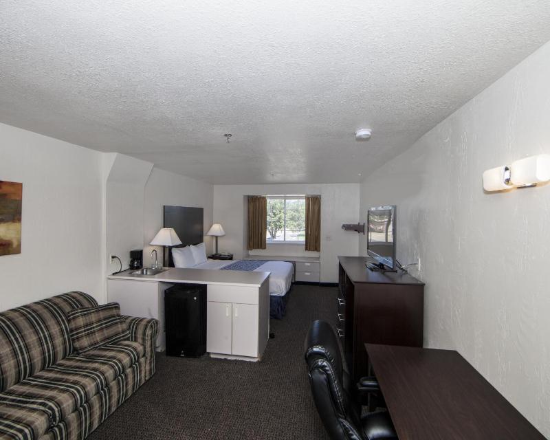 Queen Room - Non-Smoking image 2